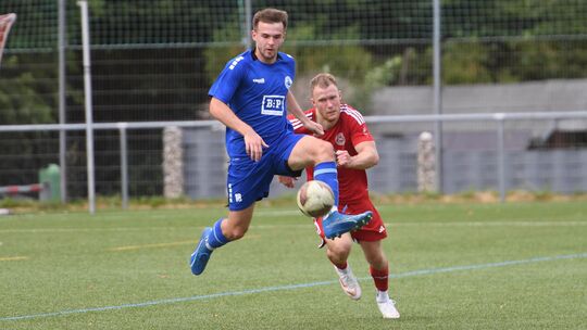 Tom Zehler (in Blau, hier gegen Horressens Kapitän Adrian Bruch) und der VfB Wissen empfangen am Samstag im ersten Heimspiel die