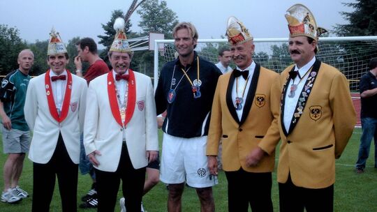 Der Trainer eines Karnevalsvereins unter echten Karnevalisten: Vertreter der KG Schwarz-Gold Baudobriga und der Bälzer Knorrköpp