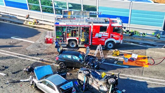 Aus der Luft war das ganze Ausmaß des Unfalls sichtbar. Feuerwehr und Rettungsdienst waren mit zahlreichen Kräften im Einsatz. D