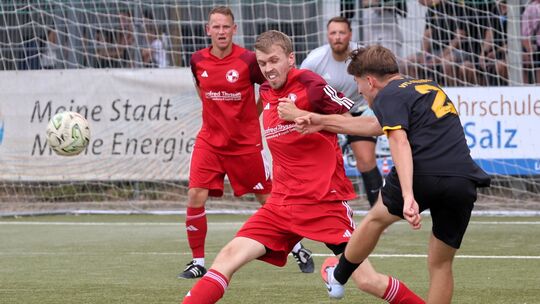 Der FV Rot-Weiß Erpel (rote Trikots) überzeugte am ersten Spieltag mit einem 4:2-Sieg beim VfL Oberbieber und will am kommenden
