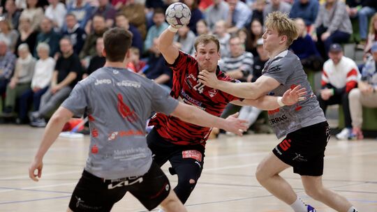 Torben Waldgenbach (rotes Trikot, am Ball) in Aktion. Zusammen mit seinem Bruder Jan und Josh Reuland bildet er die spielerische Torben Waldgenbach (rotes Trikot, am Ball) in Aktion. Zusammen mit seinem Bruder Jan und Josh Reuland bildet er die spielerische