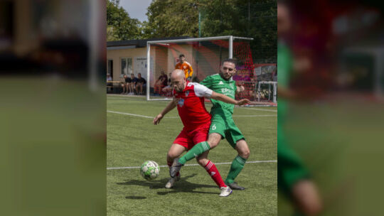 Elson Nicaj (rechts) und seine SG Ehrbachtal Ney kassierten am ersten Spieltag eine 4:5-Niederlage in Mertloch bei der SG Maifel