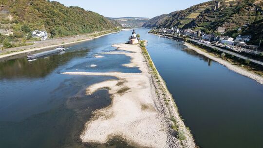 Extremes Niedrigwasser auf dem Rhein lässt an der Festung Pfalzgrafenstein den Grund des Flusses sichtbar werden (Luftaufnahme m