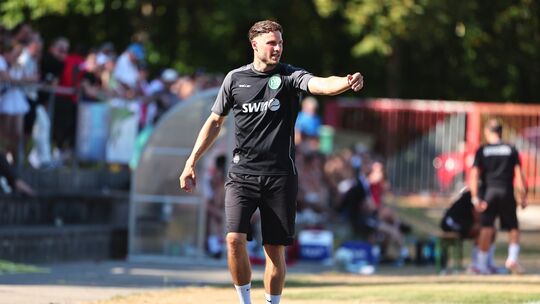 Engers-Coach Julian Feit freut sich natürlich, dass der Auftakt mit zwei Siegen und zwischenzeitlich Rang eins so erfolgreich wa Engers-Coach Julian Feit freut sich natürlich, dass der Auftakt mit zwei Siegen und zwischenzeitlich Rang eins so erfolgreich wa