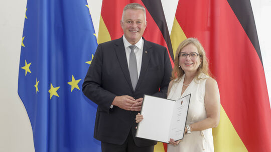 Anja Merk (rechts) ist von Gordon Schnieder zur Justizrätin ernannt worden.