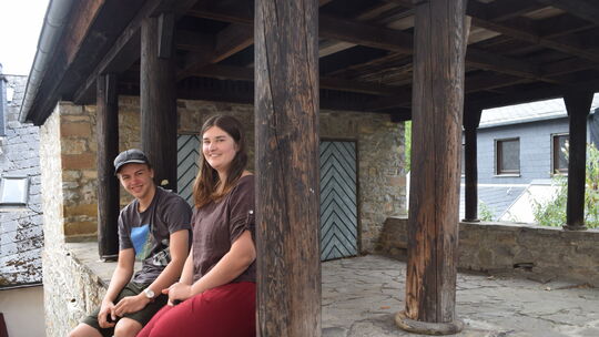 Das Regieteam mit Felix Fischbeck und Emily Schuh an einem der Drehorte für "Der Fall Pablo" in Herrstein. An dieser Stelle des Das Regieteam mit Felix Fischbeck und Emily Schuh an einem der Drehorte für "Der Fall Pablo" in Herrstein. An dieser Stelle des