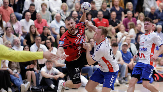 In den Derbys zwischen dem HV Vallendar (hier Gabriel Ramaj im roten Trikot am Ball) und HB Mülheim-Urmitz (weiße Trikots) ging In den Derbys zwischen dem HV Vallendar (hier Gabriel Ramaj im roten Trikot am Ball) und HB Mülheim-Urmitz (weiße Trikots) ging
