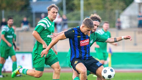 Hinter dem Einsatz von Nic Alsbach (blau-schwarzes Trikot) steht vor dem Gastspiel der TuS Koblenz am Samstag beim SV Gonsenheim