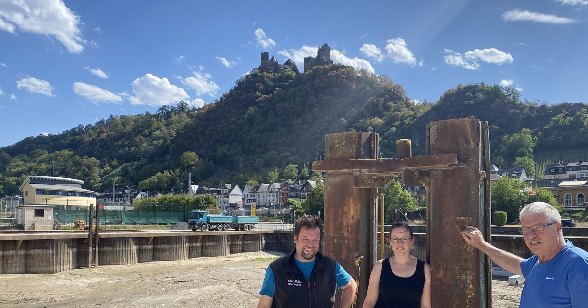 Low water in the Rhine: Sand Kahl is high and dry in its own port