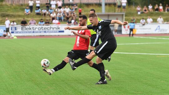Gegen Mitaufsteiger Weitefeld (rechts Jan-Niklas Mockenhaupt) kam der SV Türkiyemspor Ransbach-Baumbach (links Karatekin Eray) n
