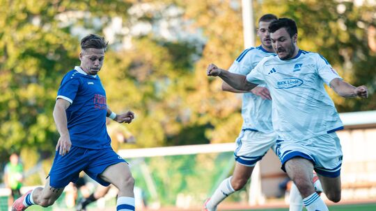 Dennis Arnst (blaues Trikot) erzielte bei der 1:4-Niederlage bei Schott Mainz den einzigen Treffer des FC Cosmos Koblenz. Der wi Dennis Arnst (blaues Trikot) erzielte bei der 1:4-Niederlage bei Schott Mainz den einzigen Treffer des FC Cosmos Koblenz. Der wi