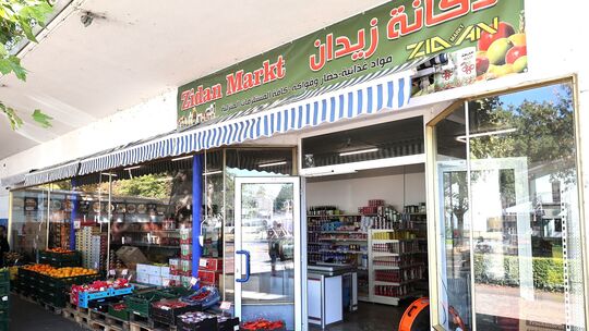 Beim Zidan-Markt in der Langendorfer Straße merkt man die Auswirkungen der Sperrung deutlich.