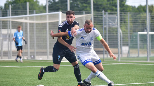 Die SG Landskrone Heimersheim um Kapitän Kevin Hoss (rechts) besiegte im ersten Spiel SG Sinzig/Bad Breisig (links Hamid Ibrahim