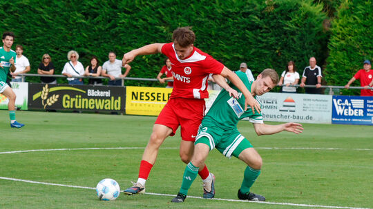 Philipp Gänz (grünes Trikot) und der SV Alemannia Waldalgesheim sind im Verbandspokal auf der Strecke geblieben. Zu Hause unterl