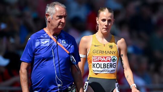 Enttäuscht geht 800-Meter-Spezialistin Majtie Kolberg neben der Strecke zum Ziel. Die Athletin der LG Kreis Ahrweiler schied im