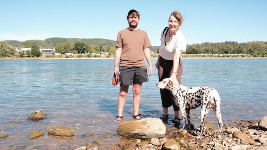 Jonas und Masha stapfen mit ihrem Dalmatiner durch das Wasser. Die belgischen Urlauber leben selbst vegan und sorgen sich insbes