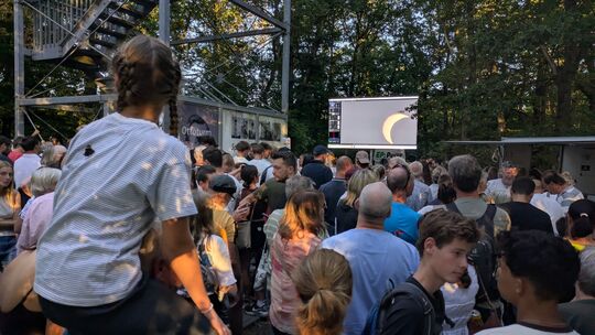 Hunderte Besucher tummeln sich um den Ottoturm in Kirchen. Viele wollten das Ereignis miterleben.