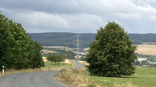 Die Kreisstraße zwischen Netzbach und Hahnstätten ist zwar asphaltiert, doch wurde sie aufgrund von Mängeln noch nicht abgenomme