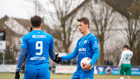 In der Rückrunde der vergangenen Saison trug Christopher Theisen (rechts) das Trikot des FC Emmelshausen-Karbach und bejubelte T