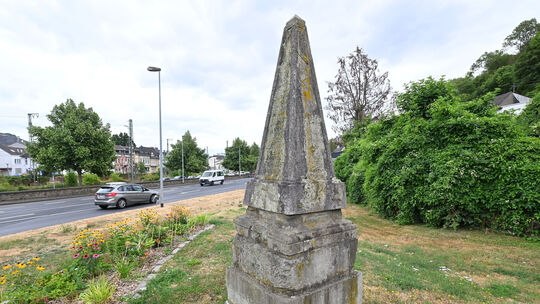 Die Steinpyramide in Remagen an der B9/Ecke Bergstraße