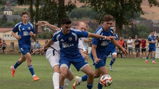 Starkes Kollektiv: Gleich mehrere Spieler der SG Merxheim/Monzingen/Meddersheim (blaue Trikots) stoppen den Soonwälder Spielertr Starkes Kollektiv: Gleich mehrere Spieler der SG Merxheim/Monzingen/Meddersheim (blaue Trikots) stoppen den Soonwälder Spielertr