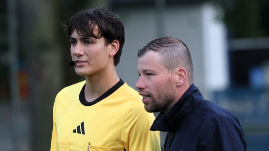 Maifelds Trainer Daniel Fischer (rechts) will Mendig trotz aller Umstände Paroli bieten.