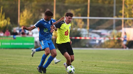 Der Metternicher Leon Reifferscheid (gelbes Trikot, am Ball) im Auftaktspiel gegen Güls. Am Ende gewannen die Germanen mit 2:1.