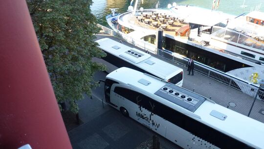 Verkehr am Koblenzer Moselufer unweit der Balduinbrücke: Immer wieder laden Busse direkt an den Bürgersteigen Touristen der Hote