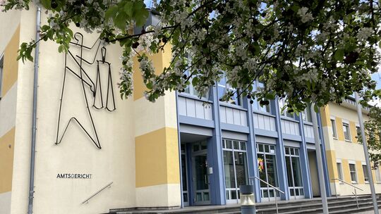 Eine 19-Jährige starb Anfang 2025 bei einem tragischen Verkehrsunfall bei Mammelzen. Am Amtsgericht Altenkirchen ist nun eine 82
