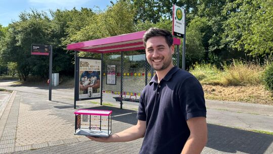Vom Modell zur modernen Bus-Haltestelle: Samet Ünal, operativer Bereichsleiter für Infrastruktur bei der Koveb, zeigt das Modell
