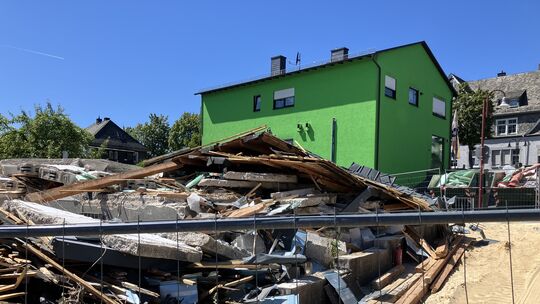 Das explodierte Haus in Rennerod ist jetzt abgerissen, die Unglücksursache wird weiter untersucht.