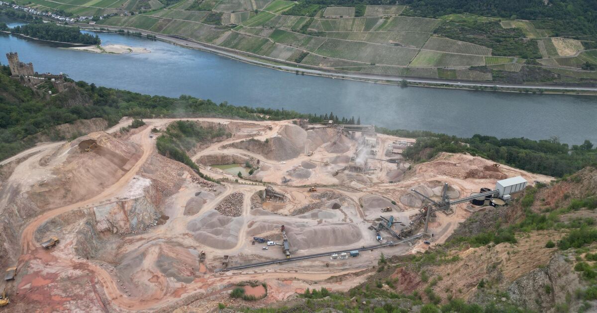 The consequences of the low water: An entire quarry is cut off from the ...