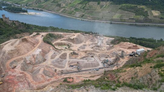 Der Steinbruch in Trechtingshausen gleich neben der Burg Sooneck (ganz links im Bild) ist die zentrale Produktionstätte der de B