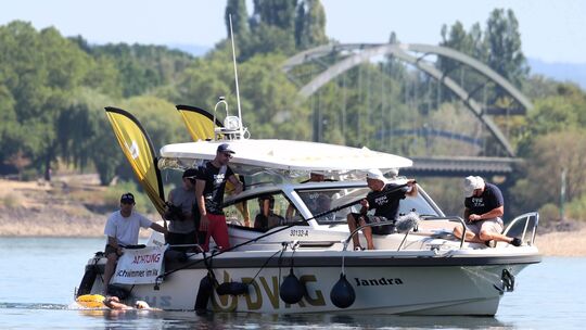 Nathalie Pohl schwimmt im Rhein nach Köln – und zwar für einen guten Zweck. Im Hintergrund ist die Wiedbrücke bei Irlich zu sehe
