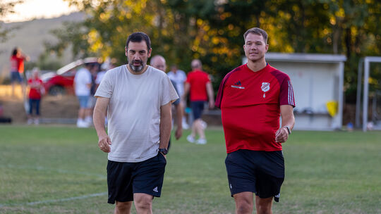 Vorerst ohne Kevin Conde (rechts), seinem kongenialen Co-Trainer auf dem Feld, muss der Coach des SV Buhlenberg, Giuseppe Coco (