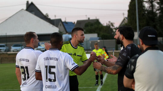 Allzu viel zu diskutieren hatte Mayens Coach Marc Steil (rechts) bei der 2:6-Niederlage seines TuS in Laubach nicht. Lediglich m