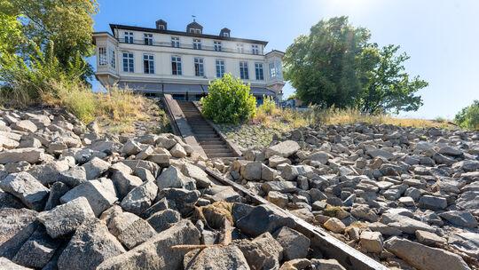 Fähranleger Linz mit Haus Bucheneck im Hintergrund