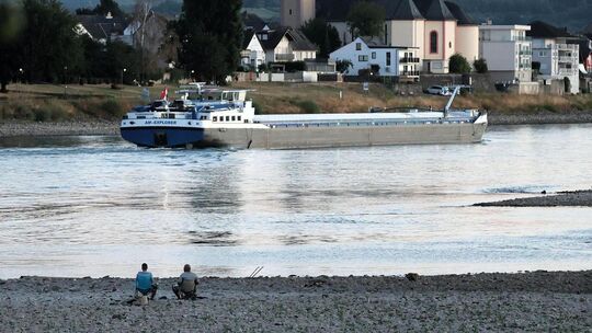 Mit dem Campingstuhl am – beziehungsweise im – Rhein: Das Niedrigwasser lockt Besucher dahin, wo eigentlich das Wasser strömt, h