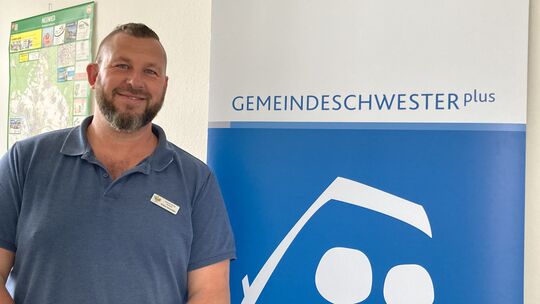 Tobias Schneider bietet im Rahmen des Programms „Gemeindeschwester plus“ im Kreis Neuwied zusammen mit seinen Kolleginnen Hilfen
