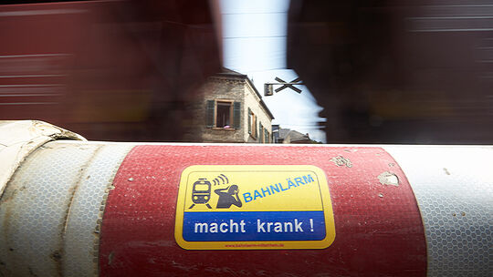 Die Bürgerinitiative (BI) im Mittelrheintal gegen Umweltschäden durch die Bahn kämpft gegen Bahnlärm. Sie will nachweisen, dass Die Bürgerinitiative (BI) im Mittelrheintal gegen Umweltschäden durch die Bahn kämpft gegen Bahnlärm. Sie will nachweisen, dass