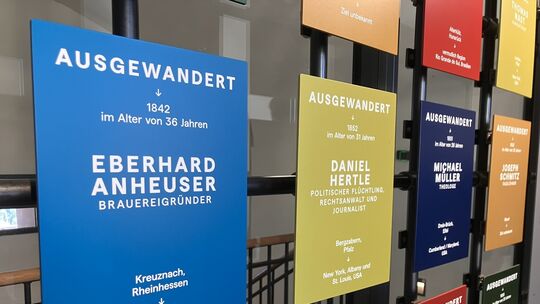 Ein Themenbereich der "Schaffensland"-Ausstellung widmet sich dem Phänomen der massenhaften Auswanderung - auch anhand von Einze