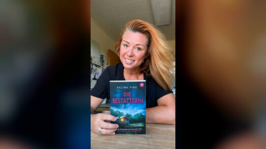 Stolz hält Sandra Hassel ihren ersten Thriller in den Händen.
