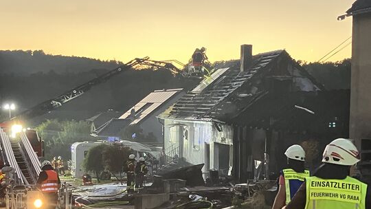 Der Brand eines Wohnhauses in der Weststraße in Sessenbach forderte am Donnerstagabend, 13. August, die Einsatzkräfte.