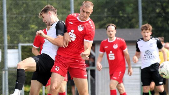 Einer, der beim TuS Immendorf gesetzt ist: Jan Knopp (rotes Trikot, vorne), der sich beim 6:0 gegen die SG Schneifel einmal in d