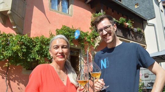 Die Leiterin der Tourist-Info Bad Kreuznach, Ayse Jung und Jan Glaab von der Nahe-Vinothek im Dienheimer Hof prosteten sich scho