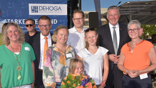 Gastgeber Markus Pape (Mitte) kam mit seiner Ehefrau Clarissa (4. von links) sowie den Töchtern Pia (3. von rechts) und Paulina