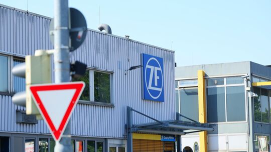 Das ZF-Werksgelände im Koblenzer Stadtteil Kesselheim. Der Betriebsrat kündigt „harte Auseinandersetzungen“ an.
