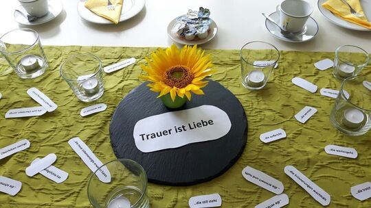 Mit der Trauer nicht allein: Im Trauercafé treffen sich Gleichbetroffene und können sich austauschen. Mit der Trauer nicht allein: Im Trauercafé treffen sich Gleichbetroffene und können sich austauschen.