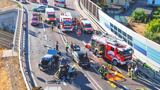 Rund 40 Feuerwehrkräfte sowie zahlreiche Kräfte von Rettungsdienst und Polizei waren bei dem schweren Unfall auf der B41 bei Hoc