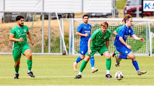Nichts zu holen bei der Reserve des FCEK: Der SV Oberzissen (grüne Trikots) fuhr nach dem 1:4 mit leeren Taschen nach Hause.